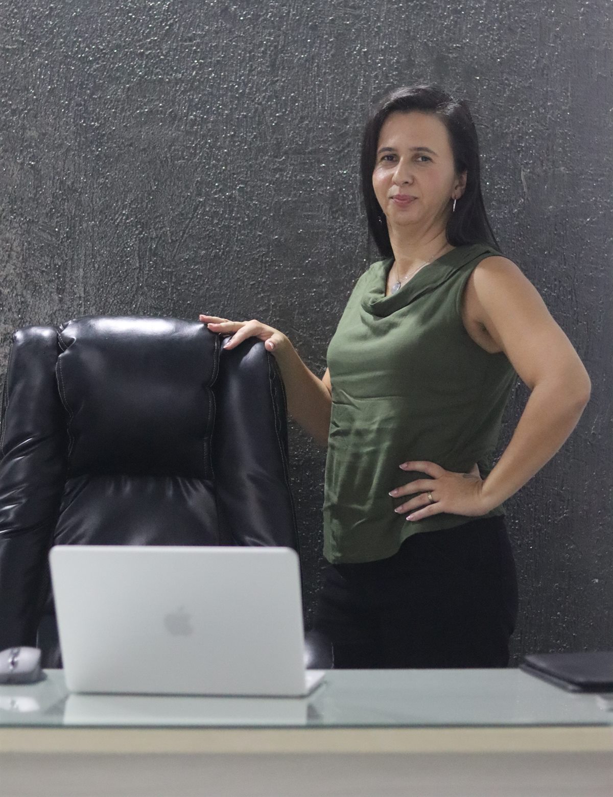 Bruna Gomes, advogada, em seu escritório
